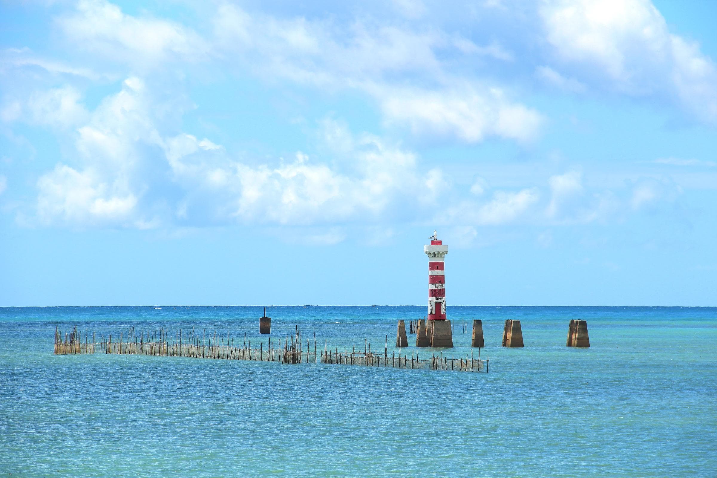 Mar turquesa da Praia de Ponta Verde com o farol, em Maceió — Alagoas